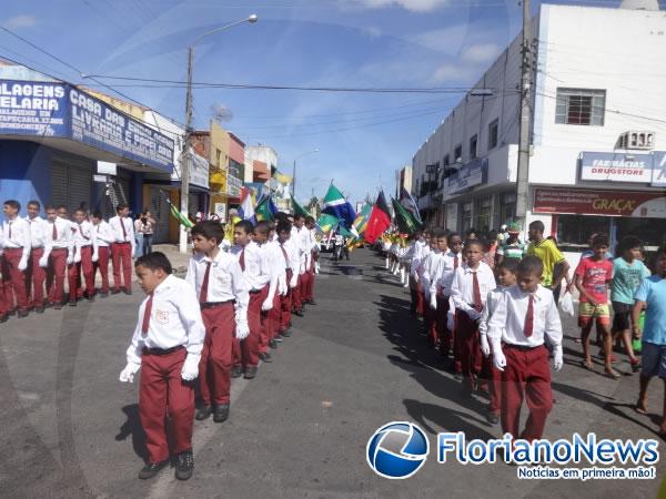 Tradicional desfile do Gin&aacute;sio Primeiro de Maio.(Imagem:FlorianoNews)