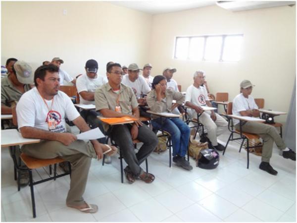 Floriano recebe fardamentos dos Agentes de Endemias