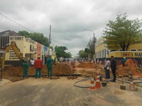 Problemas no abastecimento de &aacute;gua apareceram com mais frequ&ecirc;ncia devido as obras de Esgoto Sanit&aacute;rio em Floriano.(Imagem:FlorianoNews)