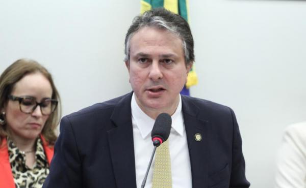 Ministério da Educação quer ampliar Pé-de-Meia para todos do ensino médio