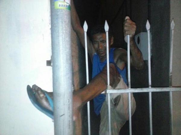 Homem tenta roubar casa e fica enganchado no portão
