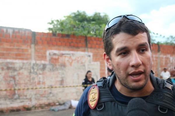  Delegado Jarbas Lima afirmou que foram efetuados v&aacute;rios disparos contra a v&iacute;tima.(Imagem:Lucas Marreiros / G1)