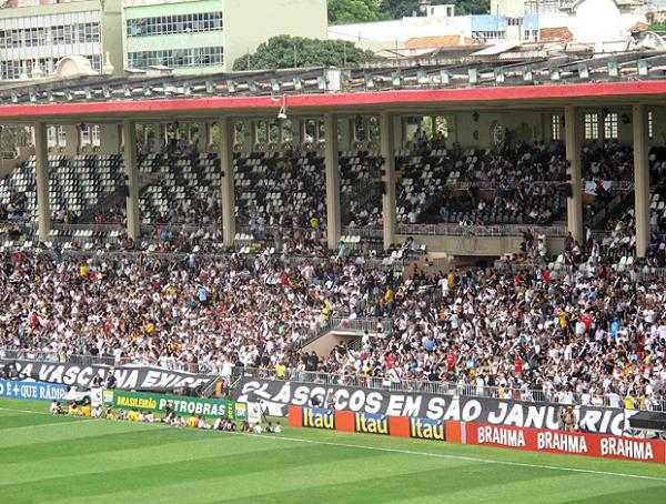 Vasca&iacute;nos exibem faixa pedindo cl&aacute;ssicos em S&atilde;o Janu&aacute;rio.(Imagem:Rafael Cavalieri / Globoesporte.com)