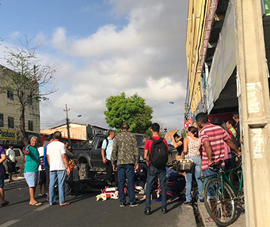Carro desgovernado atropela motociclistas e piloto "voa" em acidente