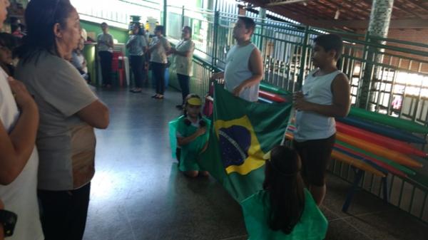 A&ccedil;&atilde;o c&iacute;vica marca Semana da P&aacute;tria na Escola Pequeno Pr&iacute;ncipe.(Imagem:EPP)