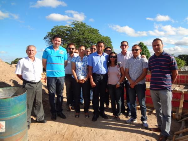 Prefeito visita obras de Unidade B&aacute;sica de Sa&uacute;de em Floriano.(Imagem:FlorianoNews)