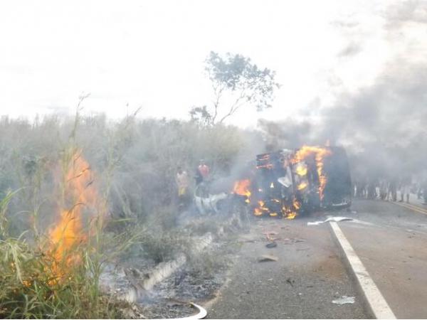 Colis&atilde;o entre van da Uespi e Celta deixa mortos(Imagem:Somosnoticias.com)