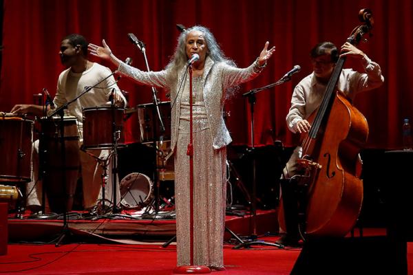 Após muita resistência, Maria Bethânia faz neste sábado sua 1ª live