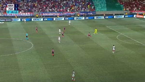 Flamengo tenta equilibrar expuls&atilde;o com Rossi fazendo sa&iacute;da de bola.(Imagem:Reprodu&ccedil;&atilde;o)
