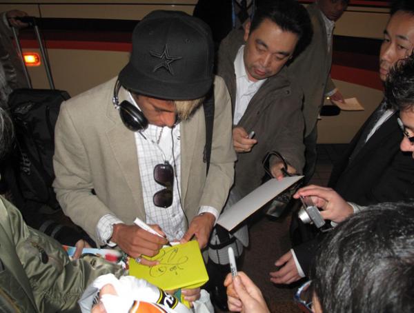 Neymar &eacute; cercado por f&atilde;s na chegada ao hotel Hilton em Nagoya.(Imagem: Thiago Dias/Globoesporte.com)
