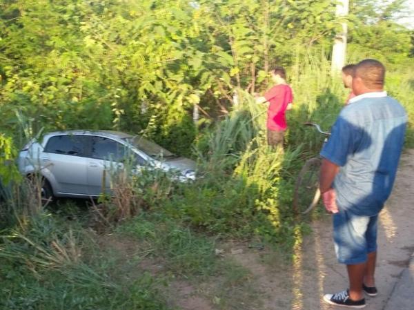 Homem é tomado como refém durante assalto e carro capota em perseguição