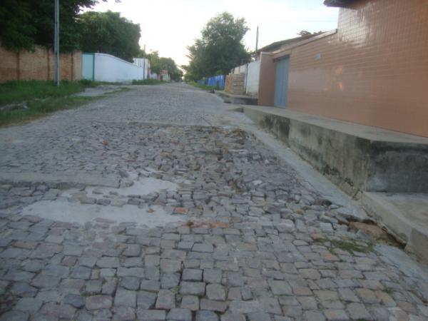 Amarelinho fazendo seu giro a P&eacute; pelas ruas de Floriano(Imagem:reda&ccedil;ao)