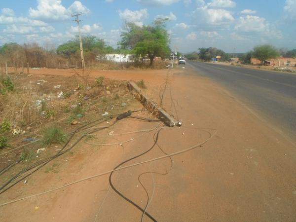 Ca&ccedil;amba atinge cordoalha de a&ccedil;o e derruba 4 postes de energia el&eacute;trica em Floriano(Imagem:FlorianoNews)