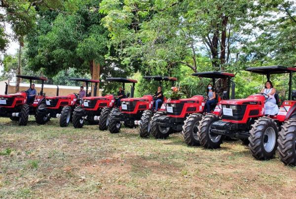 Governo do Piau&iacute; entrega tratores e kits de irriga&ccedil;&atilde;o para agricultura familiar.(Imagem:Divulga&ccedil;&atilde;o)