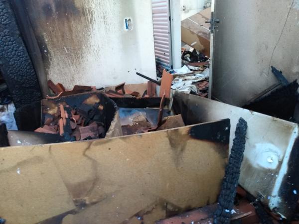 Casa ficou destru&iacute;da ap&oacute;s inc&ecirc;ndio no Residencial Cajueiro, em Floriano.(Imagem:FlorianoNews)