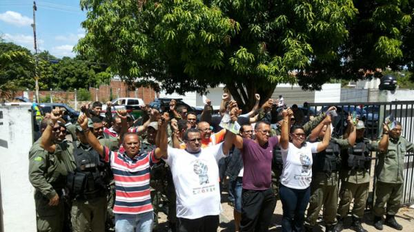 Batalh&otilde;es aderem o movimento 