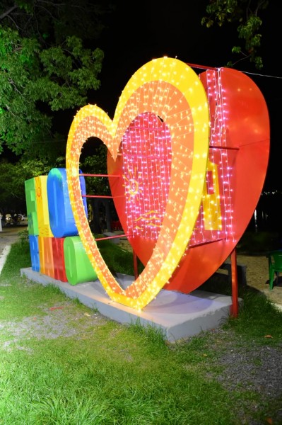 Prefeitura de Floriano ornamenta a cidade para festas de fim de ano