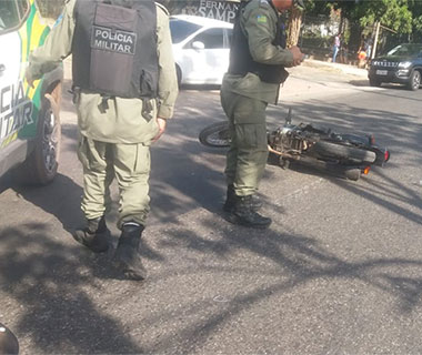 Moto na contramão colide em viatura da PM e duas pessoas ficam feridas
