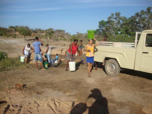 No cano, local pr&oacute;ximo a Anel Vi&aacute;rio de Florino onde fica um Cano da Agespisa(Imagem:reda&ccedil;&atilde;o)