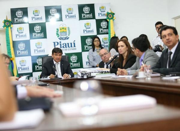 "Ninguém será conivente com golpe", desabafa governador sobre impeachment