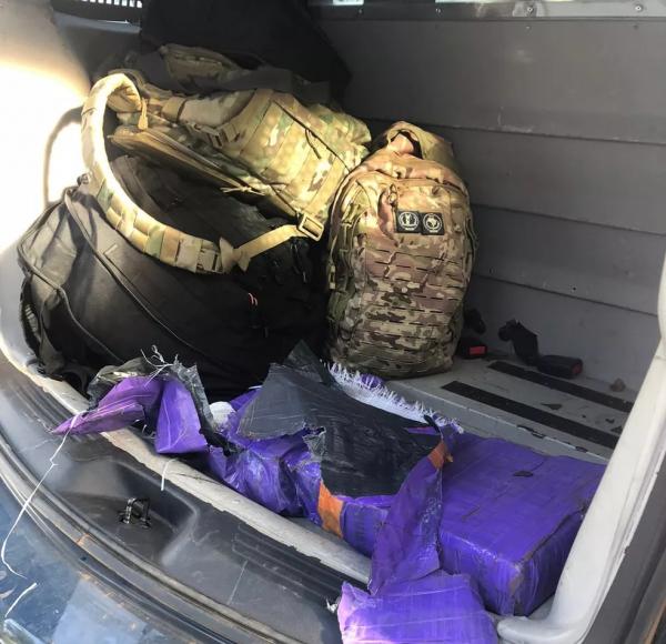 PF e PRF encontram 138 kg de maconha em carroceria de caminhão e dois homens são presos no Piauí