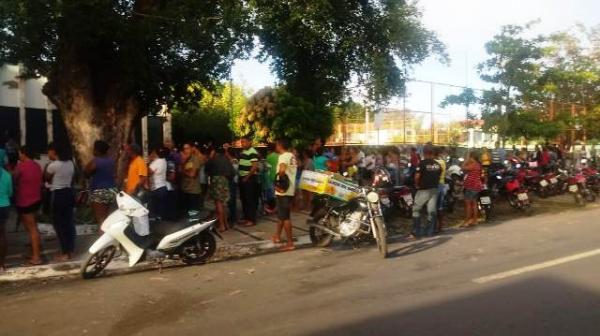 Público forma fila no primeiro dia de inscrições do Minha Casa Minha Vida em Floriano
