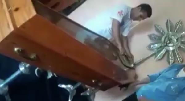 Família descobre troca de corpos durante velório de mulher: "falta de respeito"