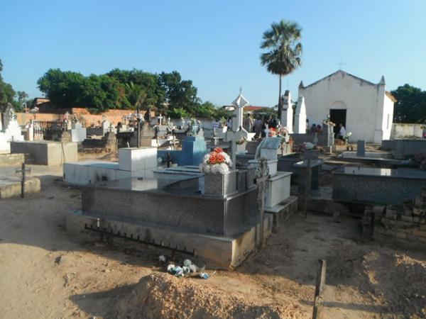 Missas e visitas aos cemitérios de Floriano e Barão de Grajaú marcam Dia de Finados