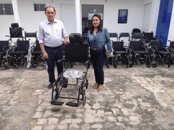 Entrega de dispositivos de locomo&ccedil;&atilde;o beneficia moradores de Floriano.(Imagem:FlorianoNews)