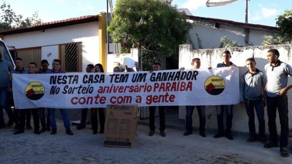 Armazém Paraíba entrega prêmio do 1º sorteio do aniversário de 60 anos