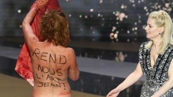 Atriz protesta nua no "Oscar da França" contra falta de apoio para cultura na pandemia