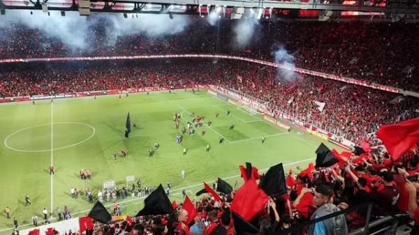 Festa da torcida do Athletico na Ligga Arena, na vit&oacute;ria sobre o Atl&eacute;tico-MG.(Imagem:Daniel Piva/ge)