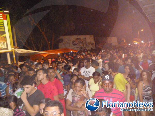 Fabr&iacute;cia leva 30 mil foli&otilde;es &agrave; loucura ao misturar ritmos em arrast&atilde;o de Floriano(Imagem:FlorianoNews)