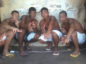 Dentro de cela, menor suspeito de 11 mortes posta fotos em rede social