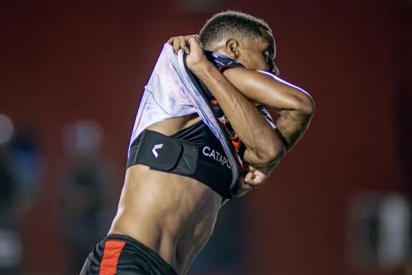 Iury Castilho comemora gol no Ba-Vi.(Imagem:Victor Ferreira / EC Vit&oacute;ria)