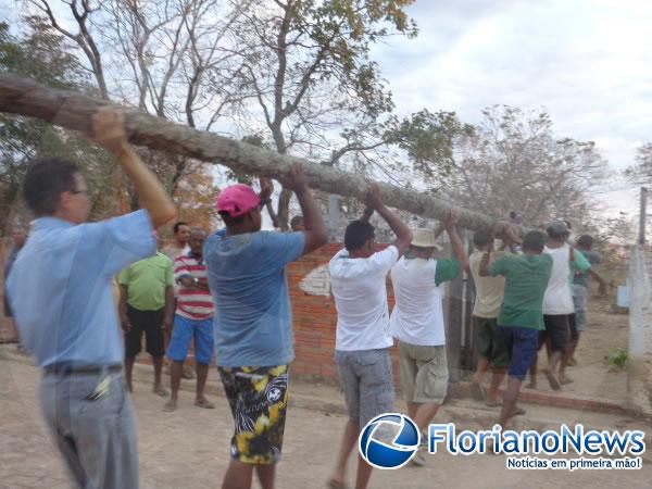 Levantamento do Mastro d&aacute; inicio aos festejos de Bom Jesus da Lapa na localidade Tabuleiro do Mato.(Imagem:FlorianoNews)