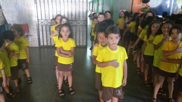 Escola Pequeno Pr&iacute;ncipe inicia semana da p&aacute;tria com hasteamento da bandeira.(Imagem:EPP)