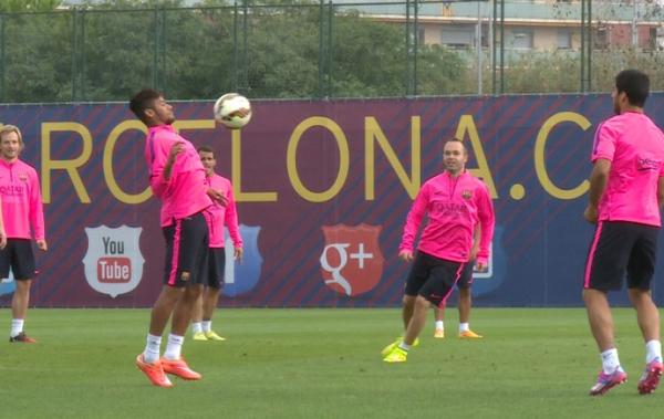 Neymar domina bola em treino do Barcelona nesta manh&atilde;.(Imagem:Cassio Barco)