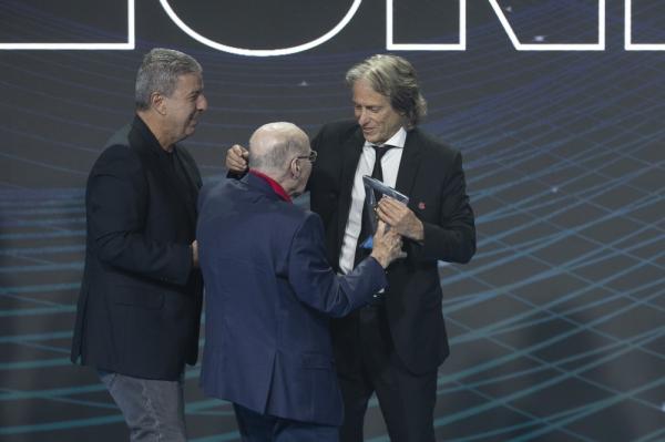 Jorge Jesus recebe pr&ecirc;mio das m&atilde;os de Zagallo.(Imagem:Lucas Figueiredo/CBF)