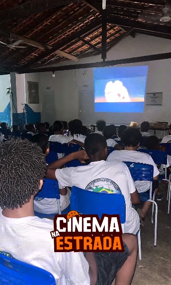 Projeto Cinema na Estrada leva exibição do filme "Flor do Mandacaru" à Escola Antônio Nivaldo