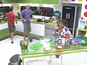 Juntos, finalistas tomam café da manhã surpresa