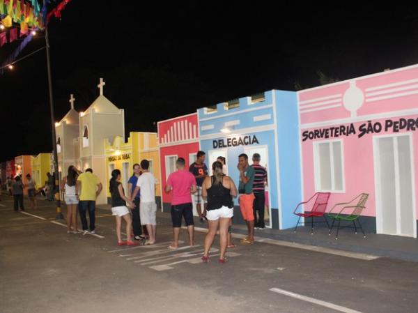 Cidade cenográfica encanta visitantes na 1ª noite de Vila Junina em Teresina