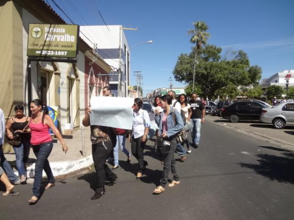 Professores e estudantes da UESPI realizaram manifesta&ccedil;&atilde;o em Floriano.(Imagem:FlorianoNews)