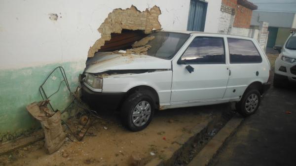Motorista perde controle de autom&oacute;vel e colide frontalmente com muro(Imagem:FloriaoNews)