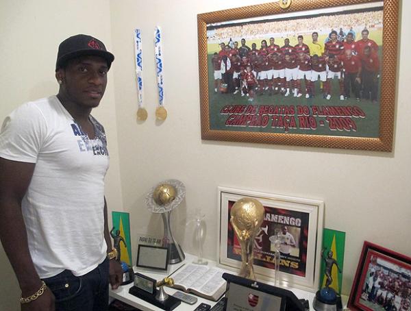 Volante do Fla pede desculpas para time, técnico e diretoria