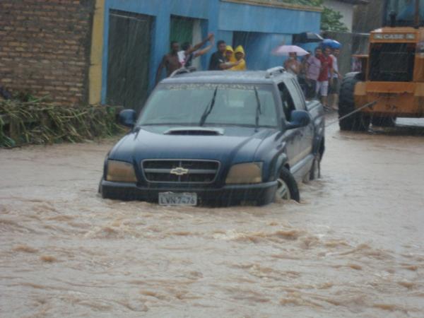 Carro sendo guinchado(Imagem:Reda&ccedil;&atilde;o)