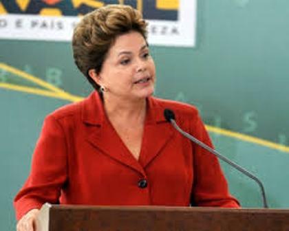 Dilma assina decreto que reajusta salário mínimo para R$ 724