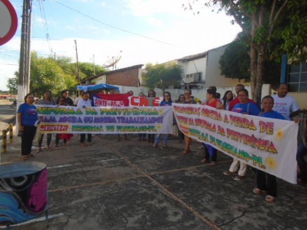 Manifesta&ccedil;&atilde;o contra reformas trabalhista e previdenci&aacute;ria toma ruas de Floriano.(Imagem:FlorianoNews)