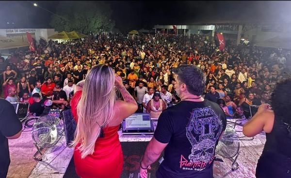 Banda Desejo de Menina encanta multidão em show memorável em Floriano
