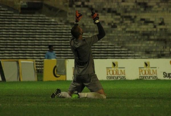 Lucas agradece gol da virada do Piau&iacute; que colocou time na lideran&ccedil;a do returno.(Imagem:Dfran Veras)